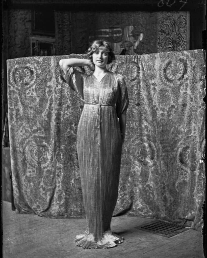 Isadora Duncan indossa un abito Delphos nel 1907.